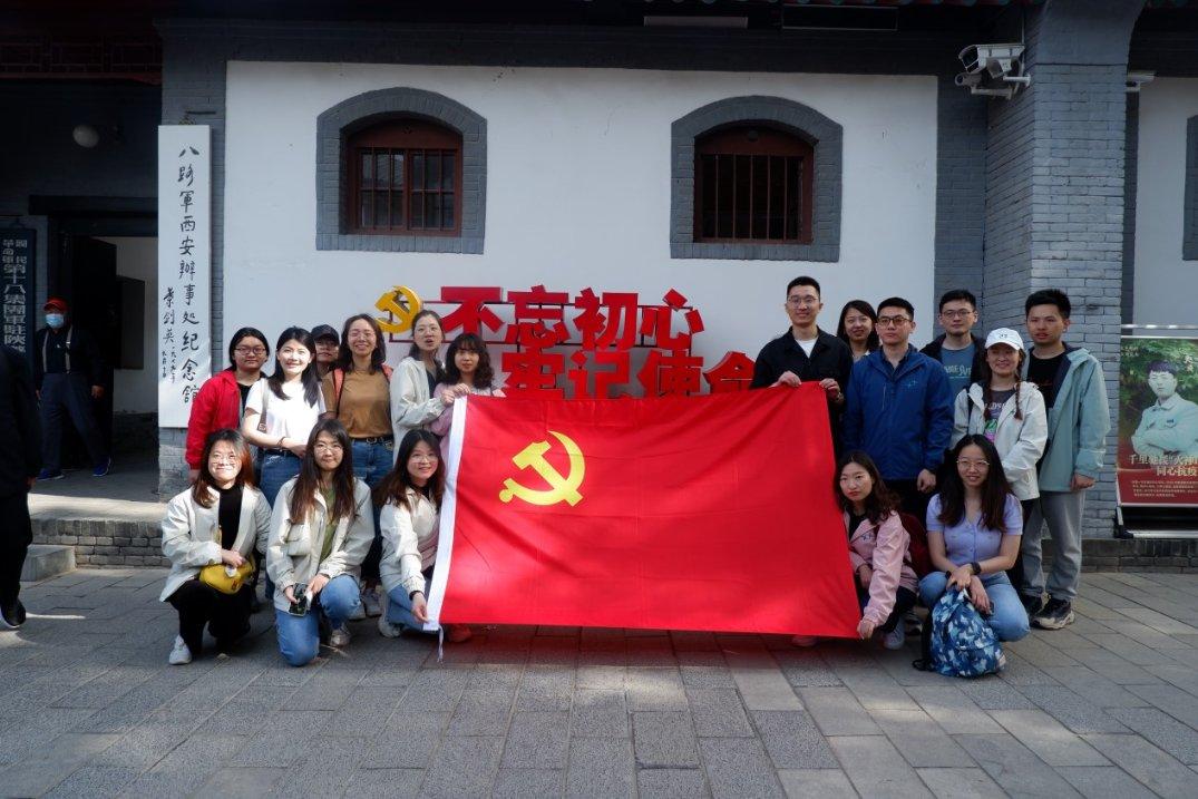 上升的白气球
